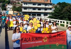 Prefeitura de Medeiros Neto realiza caminhada de sensibilização sobre o combate ao abuso e à exploração sexual infantojuvenil
