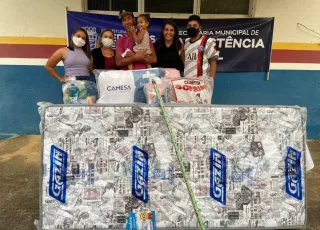 Prefeitura de Medeiros Neto realiza entrega de kits para famílias do bairro Uldurico Pinto