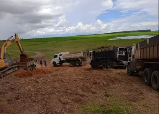 Prefeitura de Medeiros Neto realiza força-tarefa para recuperar estradas após fortes chuvas