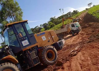 Prefeitura de Medeiros Neto recupera acesso à Vila Mutum na comunidade Maria Cebola após as fortes chuvas