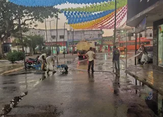 Prefeitura de Medeiros Neto reforça mutirão de limpeza no centro após festejos juninos do Arraiá do Água Fria