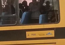 Prefeitura de Medeiros Neto registra vandalismo em ônibus escolar reformado há 15 dias; janela é arremessada no asfalto 