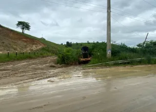 Prefeitura de Medeiros Neto trabalha na desobstrução de estradas vicinais danificadas pelas fortes chuvas