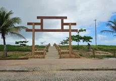 Prefeitura de Mucuri alça uma charmosa passarela ornamental em sua orla marítima