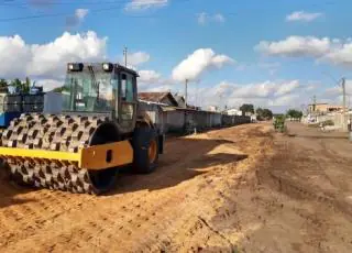 Prefeitura de Mucuri aterra ruas para elevar o nível das vias do bairro Cidade Nova-II em Itabatã