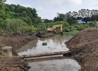 Prefeitura de Mucuri começa limpeza do córrego Água Boa para prevenir transbordamento em Itabatã