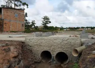 Prefeitura de Mucuri continua executando obras de drenagem e canalização de valas no bairro Califórnia