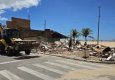 Prefeitura de Mucuri dá início à demolição de casarios em ruinas visando a construção de calçadão e quiosques na orla da Praia da Barra