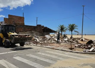 Prefeitura de Mucuri dá início à demolição de casarios em ruinas visando a construção de calçadão e quiosques na orla da Praia da Barra