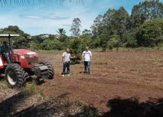 Prefeitura de Mucuri disponibiliza tratores para preparo de solo em Jacutinga I