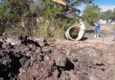 Prefeitura de Mucuri elimina antiga vala a céu aberto com obra de drenagem no bairro Beira Rio