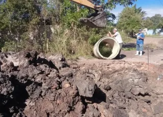 Prefeitura de Mucuri elimina antiga vala a céu aberto com obra de drenagem no bairro Beira Rio