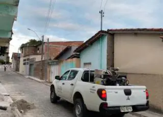 Prefeitura de Mucuri intensifica combate ao mosquito Aedes aegypti utilizando Carro Fumacê