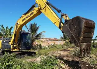 Prefeitura de Mucuri intensifica serviços de limpeza e desobstrução dos canais de vazão das águas pluviais