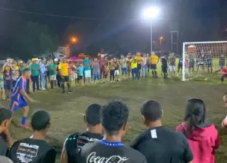 Prefeitura de Mucuri investe na iluminação de LED em campo de futebol para Comunidade Beija-flor