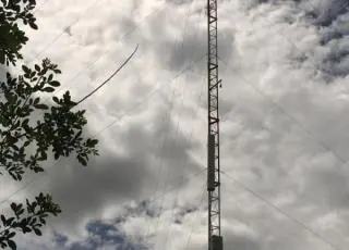 Prefeitura de Mucuri reconstrói torre de comunicação após ter sido derrubada por temporal em Taquarinha