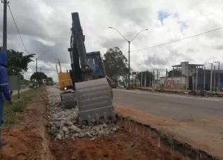 Prefeitura de Mucuri toma para si a responsabilidade de construir toda extensão da borda de meio-fio da BR-101 em Itabatã