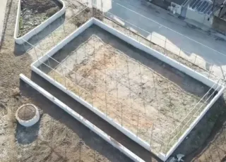 Prefeitura de Nova Viçosa avança com construção de praça no Bairro Henrique Brito