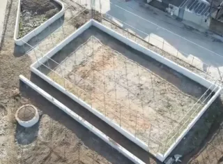 Prefeitura de Nova Viçosa avança com construção de praça no Bairro Henrique Brito