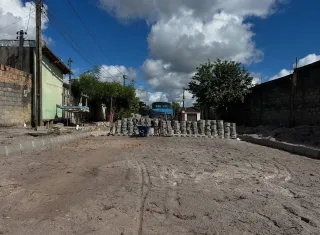 Prefeitura de Nova Viçosa avança com obras de pavimentação no bairro Primavera, em Posto da Mata