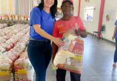 Prefeitura de Nova Viçosa distribui cestas básicas para pescadores e marisqueiras