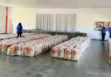 Prefeitura de Nova Viçosa distribui cestas básicas para pescadores e marisqueiras do município