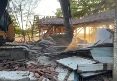 Prefeitura de Nova Viçosa inicia demolição de barracas de praia abandonadas