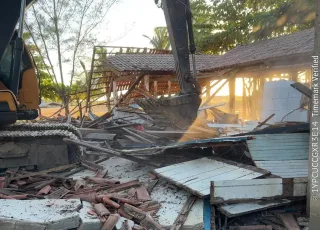 Prefeitura de Nova Viçosa inicia demolição de barracas de praia abandonadas