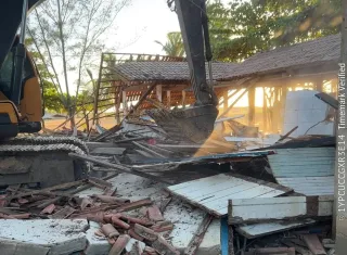 Prefeitura de Nova Viçosa inicia demolição de barracas de praia abandonadas