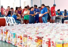 Prefeitura de Nova Viçosa realiza entrega de cestas básicas a pescadores e marisqueiras durante o período do defeso