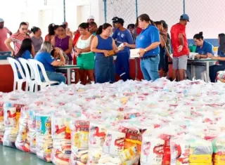 Prefeitura de Nova Viçosa realiza entrega de cestas básicas a pescadores e marisqueiras durante o período do defeso