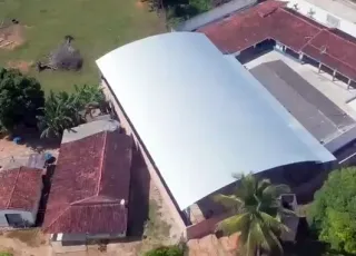 Prefeitura de Nova Viçosa realiza obra com recursos próprios e garante cobertura da quadra poliesportiva de Colônia Nova