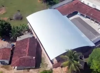 Prefeitura de Nova Viçosa realiza obra com recursos próprios e garante cobertura da quadra poliesportiva de Colônia Nova