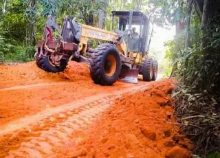 Prefeitura de Prado em parceria com produtores rurais realizam recuperação das estradas que dão acesso a comunidade da Guaíra