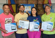Prefeitura de Prado entrega refletores para quadras em Cumuruxatiba e reforça incentivo ao esporte