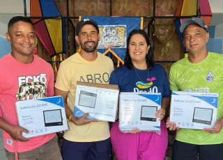 Prefeitura de Prado entrega refletores para quadras em Cumuruxatiba e reforça incentivo ao esporte