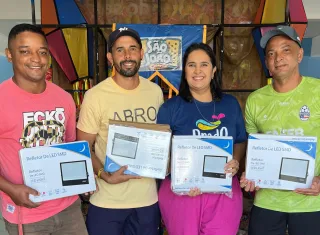 Prefeitura de Prado entrega refletores para quadras em Cumuruxatiba e reforça incentivo ao esporte