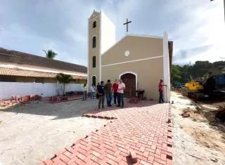 Prefeitura de Prado inicia obras da nova praça da Igreja Matriz de Cumuruxatiba