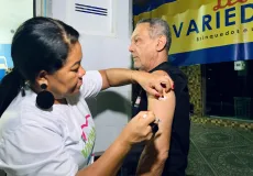 Prefeitura de Prado leva vacinação contra a gripe às ruas em ação noturna para ampliar cobertura vacinal