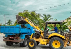 Prefeitura de Prado realiza limpeza de canais para melhorar escoamento e evitar alagamentos