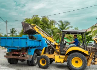 Prefeitura de Prado realiza limpeza de canais para melhorar escoamento e evitar alagamentos