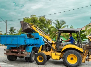 Prefeitura de Prado realiza limpeza de canais para melhorar escoamento e evitar alagamentos