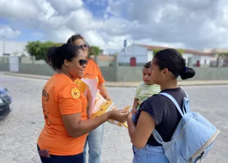 Prefeitura de Prado realiza panfletagem em alusão ao dia Nacional de Combate ao Abuso e Exploração Sexual