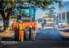 Prefeitura de Teixeira de Freitas amplia ações de infraestrutura com pavimentação no Monte Castelo