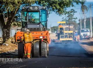 Prefeitura de Teixeira de Freitas amplia ações de infraestrutura com pavimentação no Monte Castelo