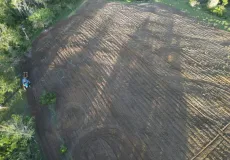 Prefeitura de Teixeira de Freitas amplia apoio ao pequeno produtor com serviço de preparo de solo