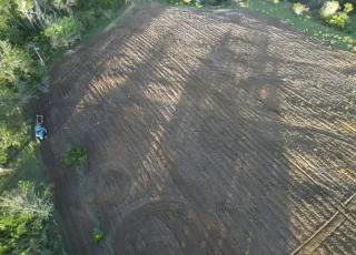 Prefeitura de Teixeira de Freitas amplia apoio ao pequeno produtor com serviço de preparo de solo