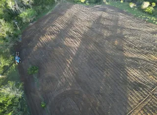 Prefeitura de Teixeira de Freitas amplia apoio ao pequeno produtor com serviço de preparo de solo