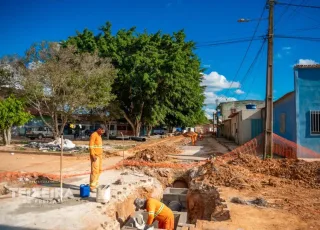 Prefeitura de Teixeira de Freitas amplia rede de drenagem e prepara pavimentação de 13 ruas em Santo Antônio
