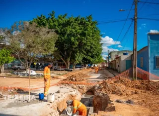 Prefeitura de Teixeira de Freitas amplia rede de drenagem e prepara pavimentação de 13 ruas em Santo Antônio
